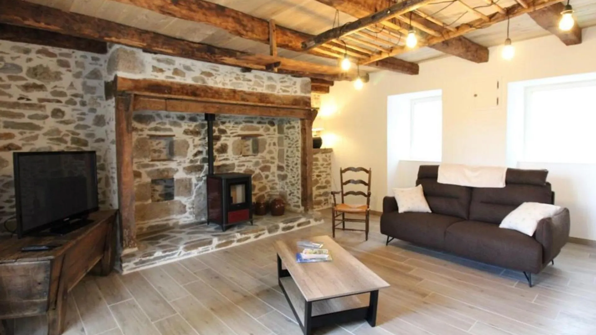 Maison De Caractere Renovee Avec Jardin, Terrasse, Cheminee Et Equipements Modernes Au Coeur De La Chataigneraie - Fr-1-742-555 Villa Lapeyrugue 0*,  France