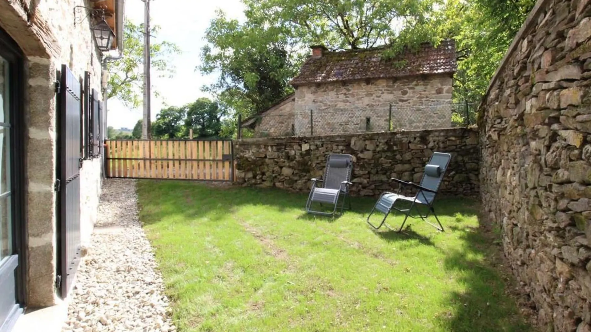 Holiday home Maison De Caractere Renovee Avec Jardin, Terrasse, Cheminee Et Equipements Modernes Au Coeur De La Chataigneraie - Fr-1-742-555 Villa Lapeyrugue